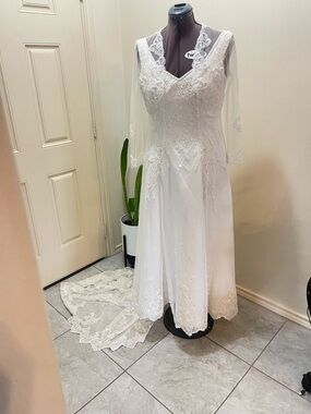 Elegant White Lace Long-Sleeve Bridal Dress with Train